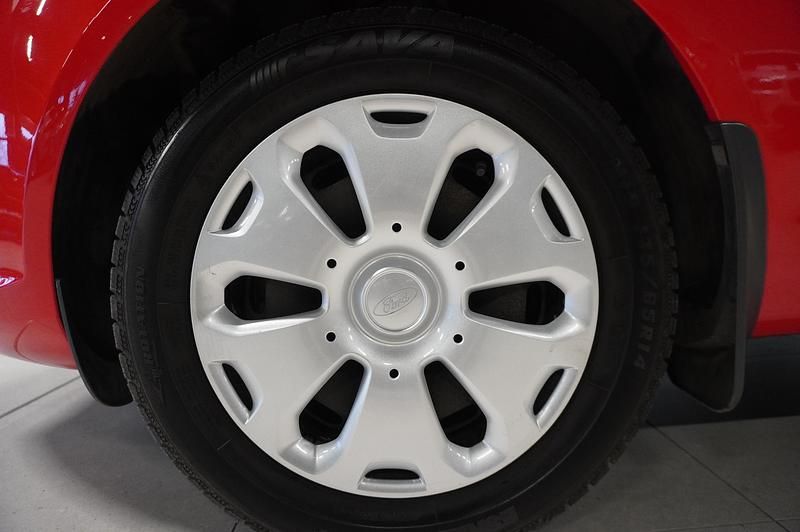 Begagnad Ford Fiesta 80 HK (58 kW) 2015 Röd Halvkombi