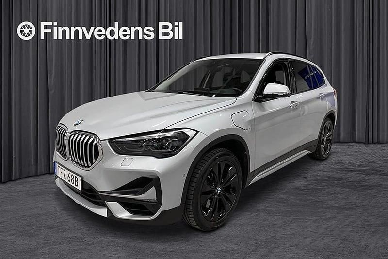 Silver Begagnad 2020 BMW X1 Sport Line SUV | 269 900 kr (Marknadspris) - Bild 1/4
