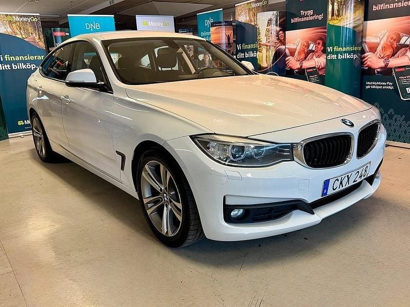Vit Begagnad 2016 BMW 320 Gran Turismo Halvkombi | 99 900 kr (Marknadspris) - Bild 1/4