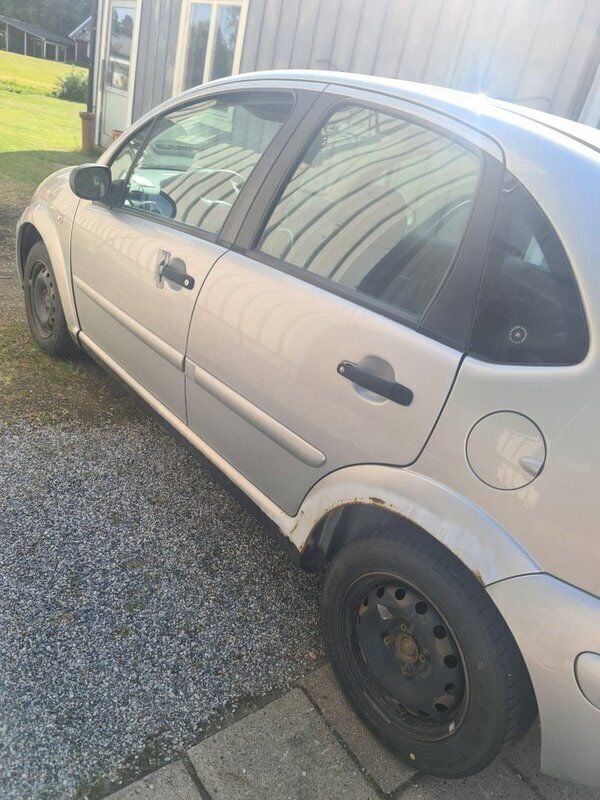 Silver Begagnad 2006 Citroën C3 Halvkombi | 10 000 kr (Marknadspris) - Bild 1/4