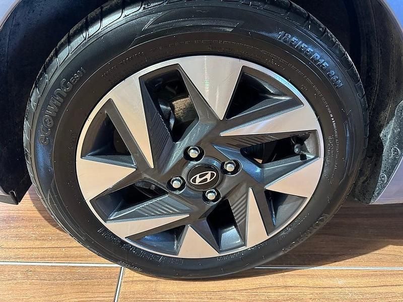 Begagnad Hyundai i10 Advanced 67 HK (49 kW) 2023 Blå svart Halvkombi