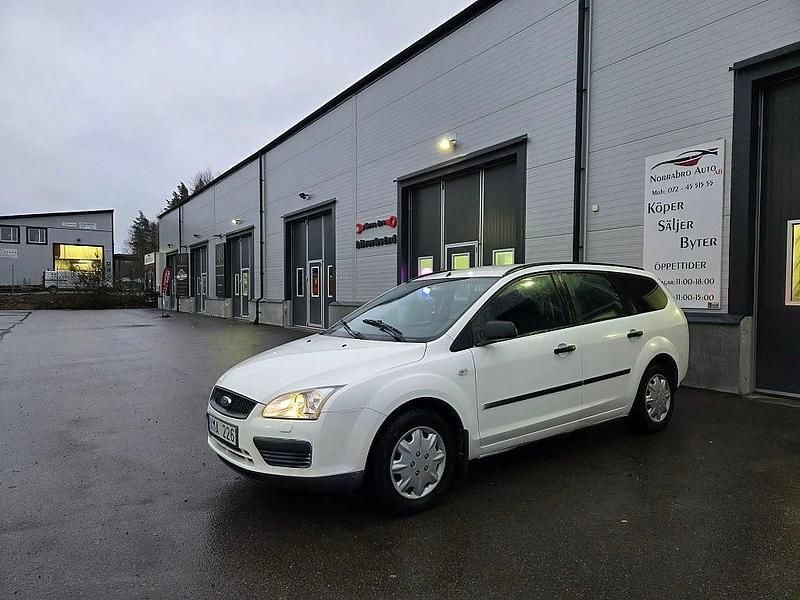 Vit Begagnad 2005 Ford Focus Kombi | 29 698 kr (Marknadspris) - Bild 1/4