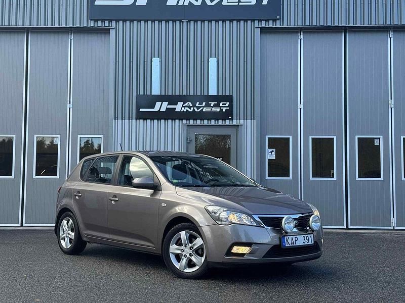 Mörkgrå Begagnad 2009 Kia Ceed Halvkombi | 39 900 kr (Marknadspris) - Bild 1/4