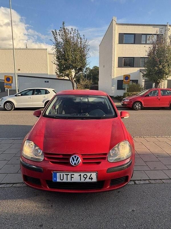 Röd Begagnad 2004 VW Golf IV S Halvkombi | 24 900 kr (Marknadspris) - Bild 1/4