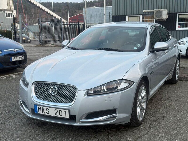 Grå Begagnad 2013 Jaguar XF Sedan | 99 990 kr (Marknadspris) - Bild 1/4