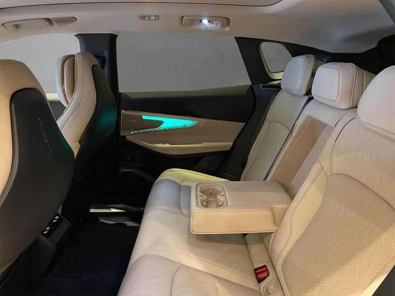 Begagnad Lynk & Co 08 2026 Svart SUV