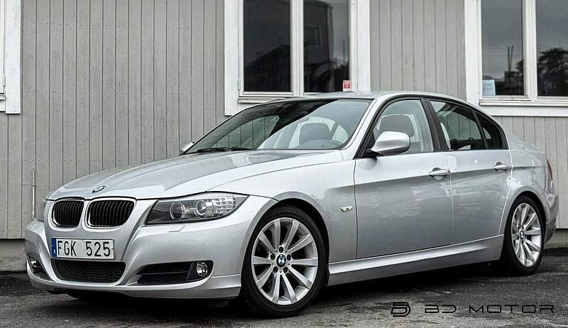 Ljusgrå (grå) Begagnad 2010 BMW 320 Sedan | 89 900 kr (Lite dyr) - Bild 1/4
