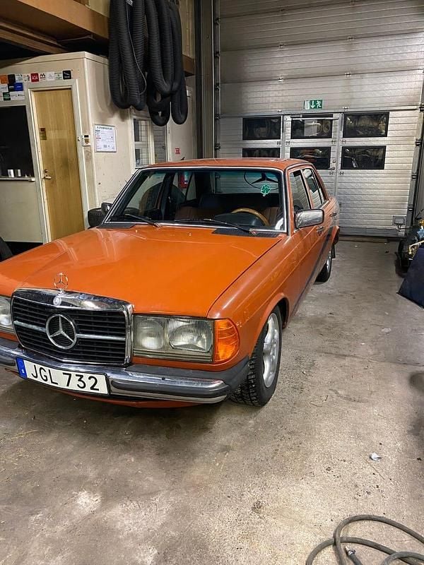 Begagnad Mercedes 240 1977