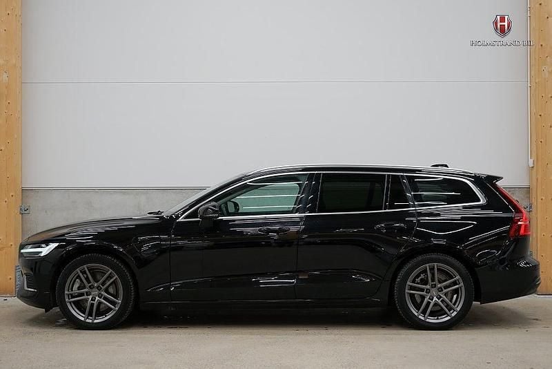 Svart Begagnad 2023 Volvo V60 Core Kombi | 384 900 kr (Marknadspris) - Bild 1/4