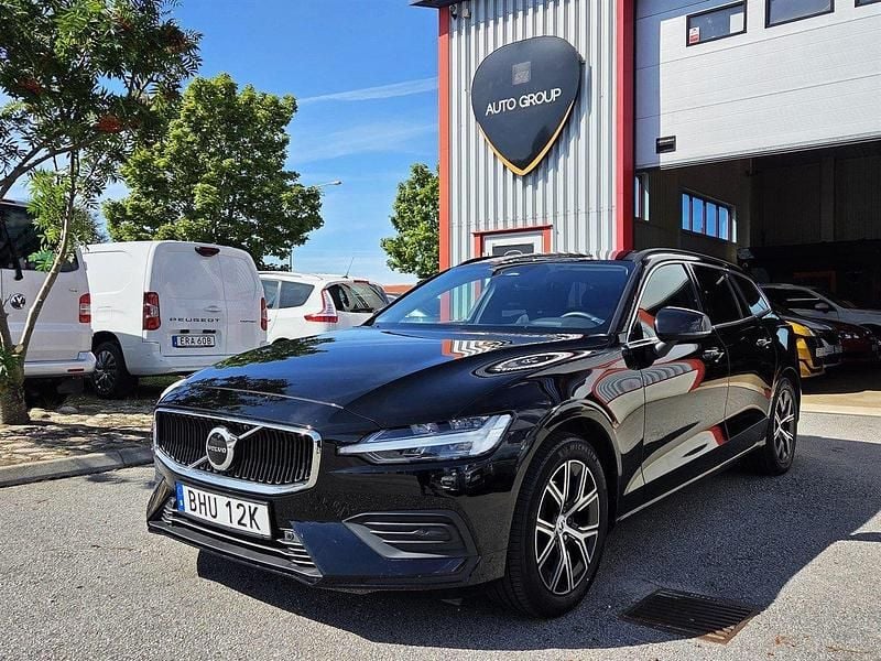 Svart Begagnad 2022 Volvo V60 Momentum Kombi | 329 900 kr (Marknadspris) - Bild 1/4