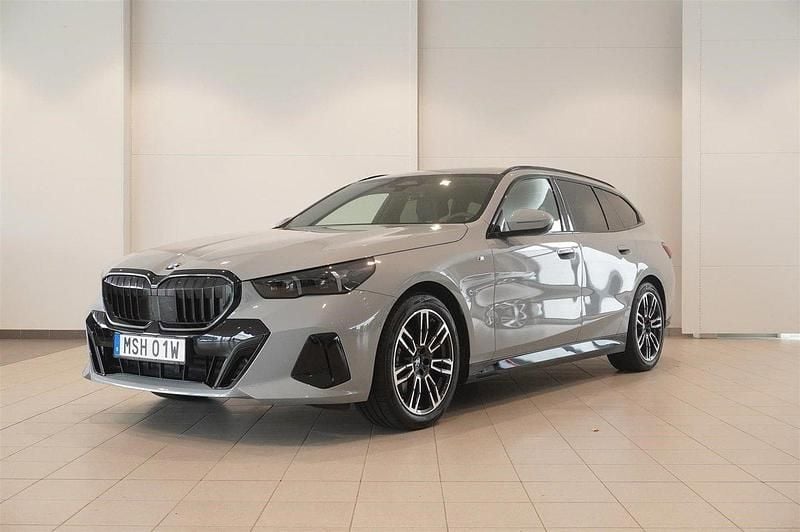 Grå Begagnad 2024 BMW 520 M Sport Kombi | 618 800 kr (Dyr) - Bild 1/4