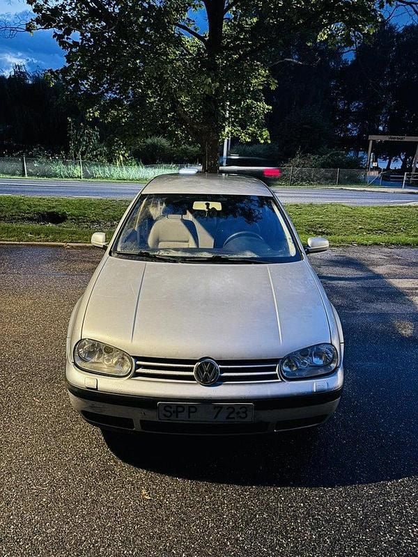 Silver Begagnad 2002 VW Golf IV Basis Halvkombi | 10 000 kr (Marknadspris) - Bild 1/4