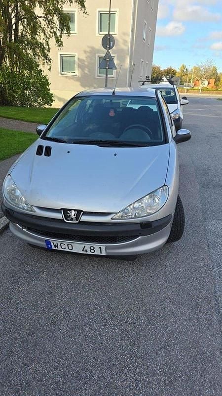 Grå Begagnad 2005 Peugeot 206 Halvkombi | 15 900 kr (Marknadspris) - Bild 1/4