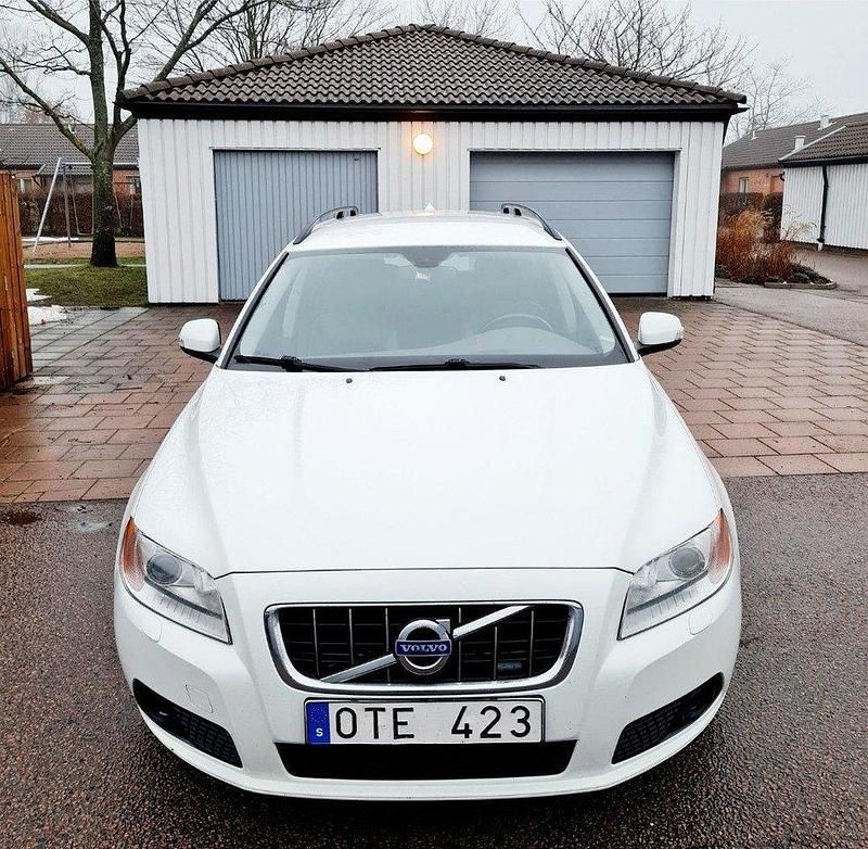 Vit Begagnad 2011 Volvo V70 Momentum Kombi | 74 900 kr (Marknadspris) - Bild 1/4