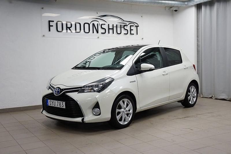 Ljusgrå Begagnad 2014 Toyota Yaris Hybrid Active Halvkombi | 129 000 kr (Dyr) - Bild 1/4