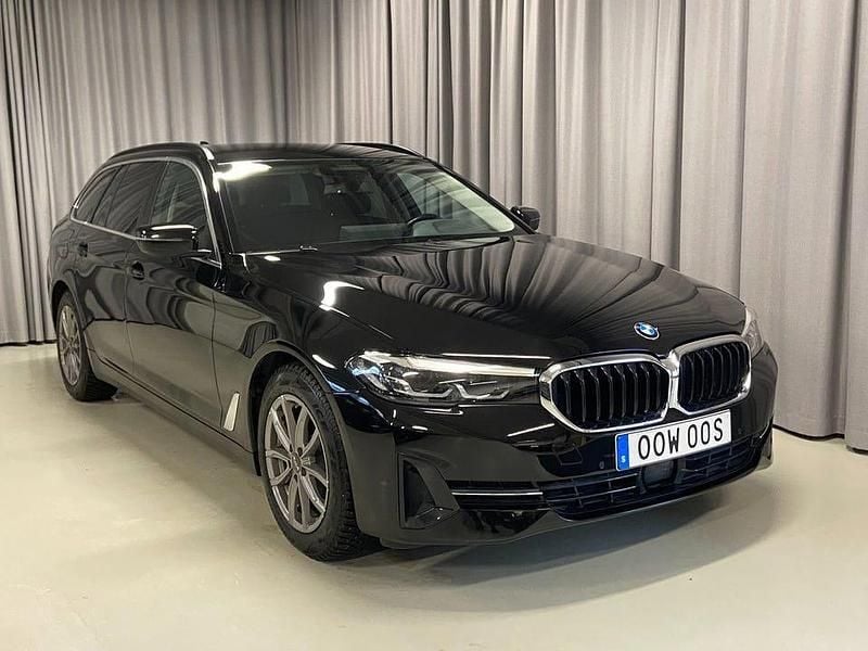 Svart Begagnad 2022 BMW 520 Kombi | 399 900 kr (Lite dyr) - Bild 1/3