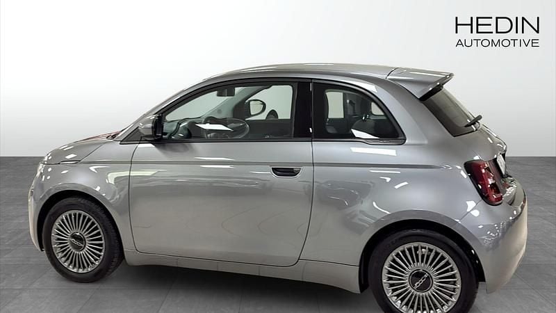 Grå (grey) Begagnad 2022 Fiat 500e Icon Sportkupé | 229 900 kr (Dyr) - Bild 1/4