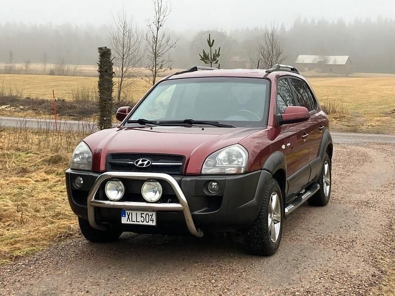 Begagnad Hyundai Tucson 175 HK (128 kW) 2006 Vinröd. SUV