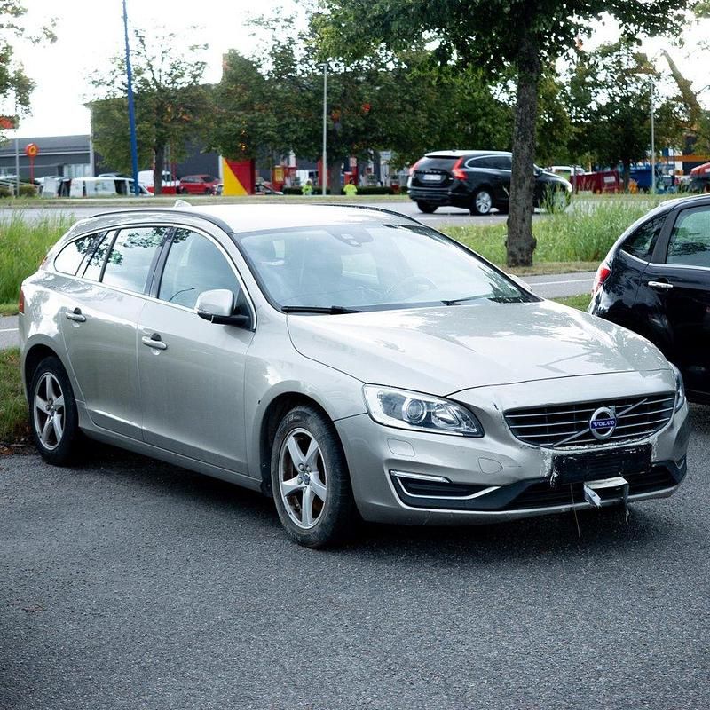 Brun Begagnad 2016 Volvo V60 Momentum Kombi | 90 000 kr - Bild 1/4