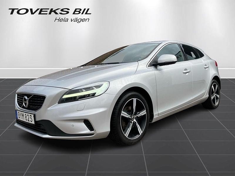 Silver Begagnad 2018 Volvo V40 R-Design Kombi | 189 000 kr (Lite dyr) - Bild 1/4