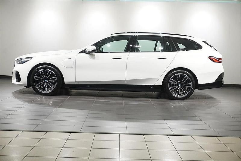 Begagnad BMW 530e Shadowline 190 HK (139 kW) 2025 Vit Kombi