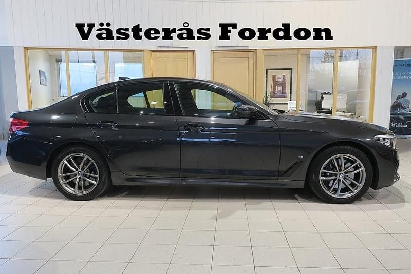 Grå Begagnad 2020 BMW 530e iPerformance Sedan | 339 900 kr (Bra pris) - Bild 1/4