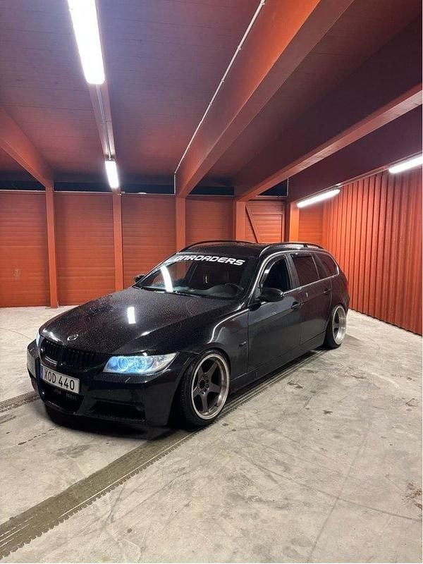 Svart Begagnad 2006 BMW 330 Comfort Edition Kombi | 55 000 kr (Marknadspris) - Bild 1/4