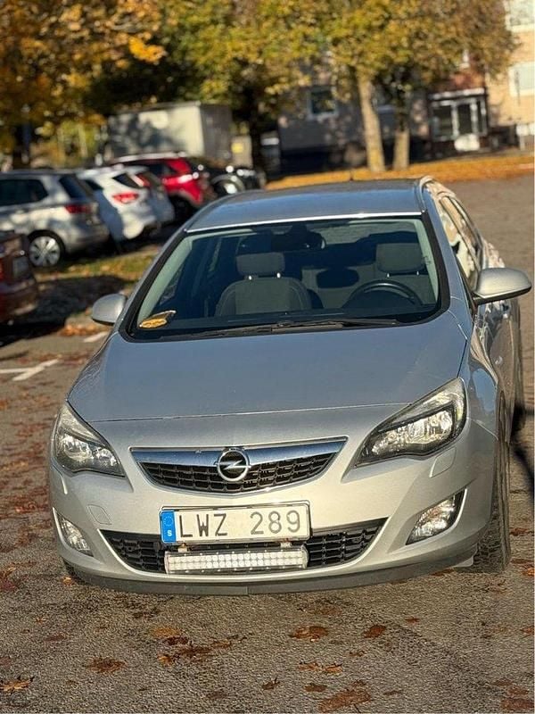 Grå Begagnad 2011 Opel Astra Enjoy Kombi | 37 000 kr (Bra pris) - Bild 1/4
