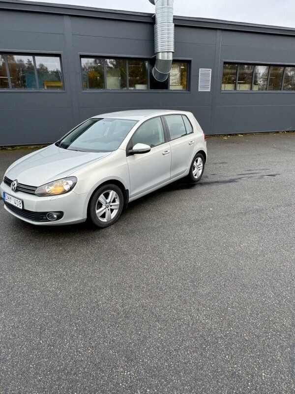 Ljusbrun (brun) Begagnad 2011 VW Golf Halvkombi | 54 500 kr (Marknadspris) - Bild 1/4