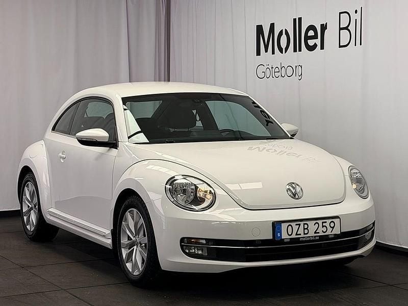 Vit Begagnad 2012 VW Beetle Comfortline Halvkombi | 79 900 kr (Marknadspris) - Bild 1/4