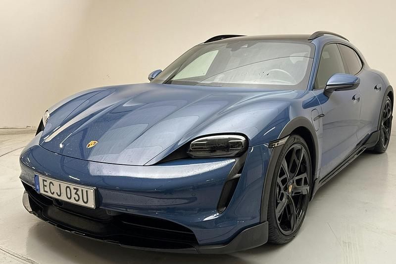 Blå Begagnad 2024 Porsche Taycan Sport Sedan | 1 049 000 kr (Bra pris) - Bild 1/4