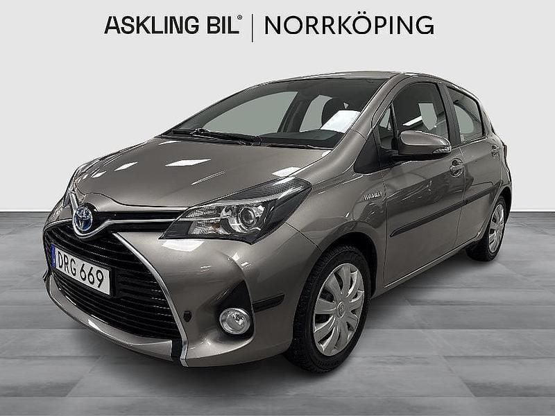 Brun Begagnad 2014 Toyota Yaris Hybrid Active Halvkombi | 144 900 kr (Marknadspris) - Bild 1/4