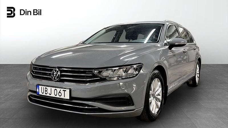 Grå Begagnad 2024 VW Passat Kombi | 299 900 kr (Superpris) - Bild 1/4