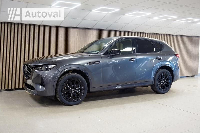 Grå (machine grey) Ny 2025 Mazda CX-60 Homura-Line SUV | 587 700 kr (Marknadspris) - Bild 1/4