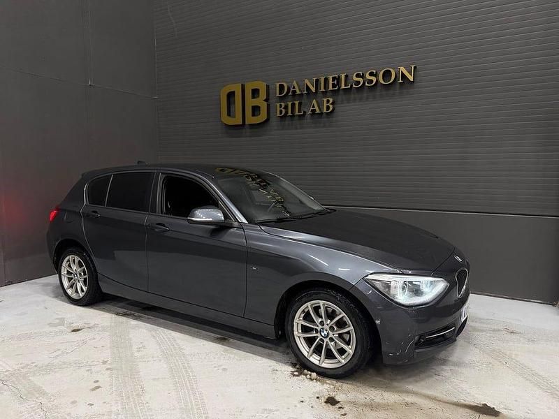 Begagnad BMW 118 Sport Line 143 HK (105 kW) 2014 Grå Halvkombi