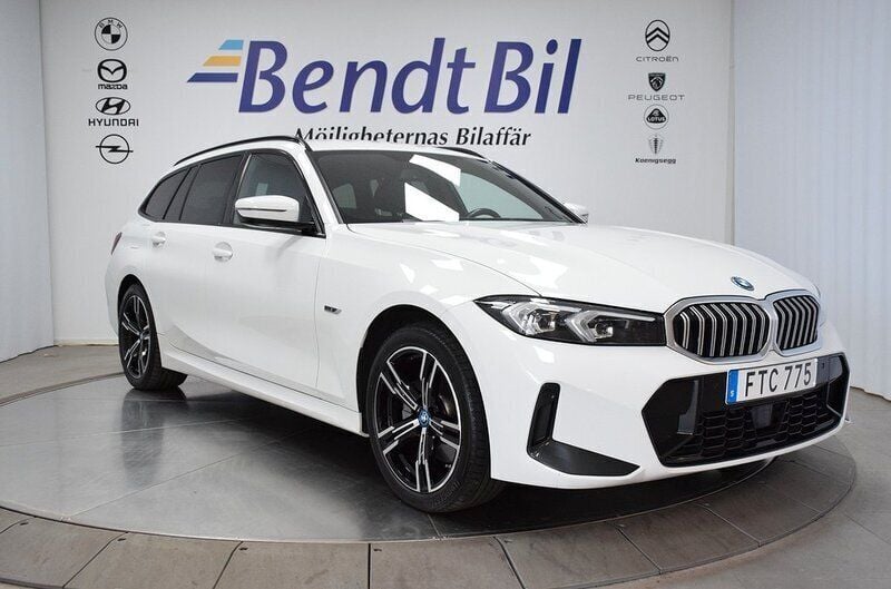 Alpinvit Begagnad 2022 BMW 330e M Sport Kombi | 428 500 kr - Bild 1/3