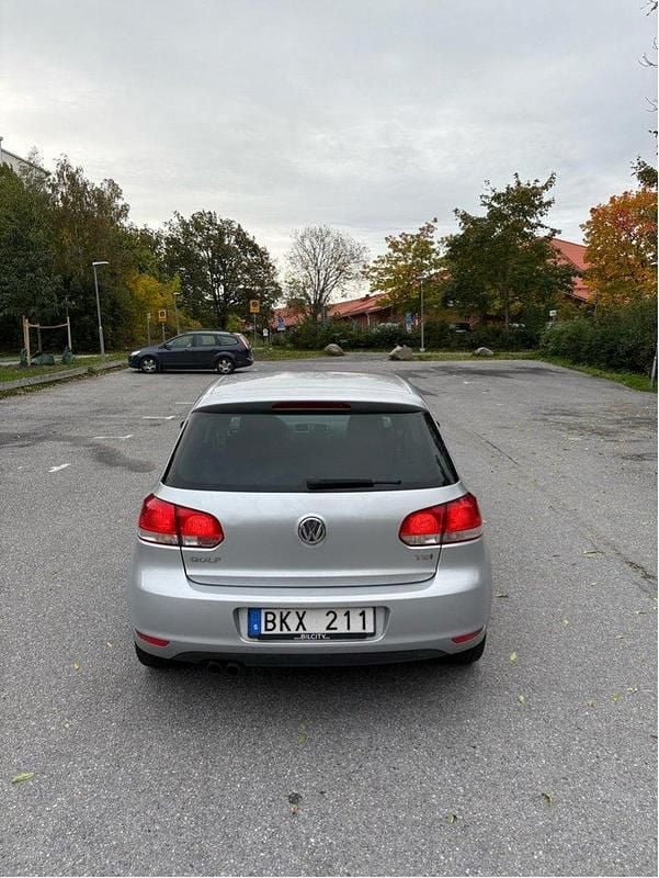 Silver Begagnad 2010 VW Golf VI Halvkombi | 36 000 kr (Bra pris) - Bild 1/4