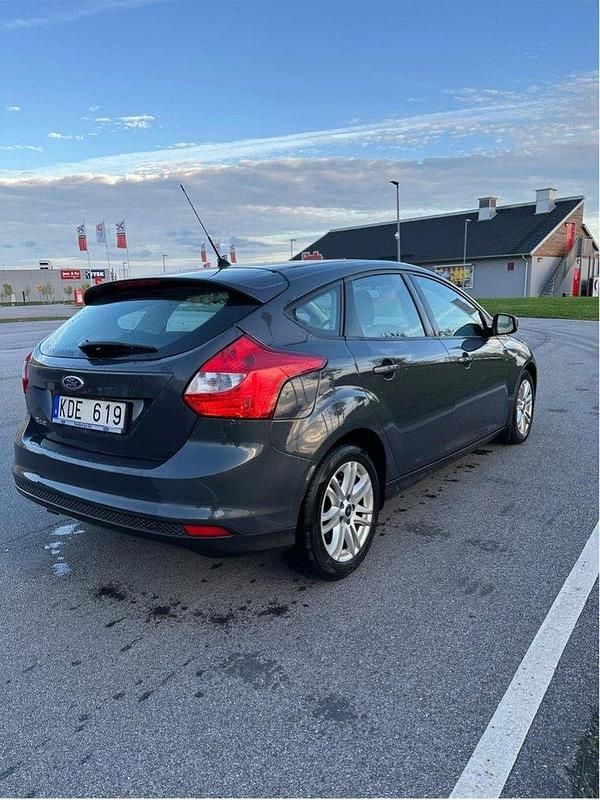Grå Begagnad 2011 Ford Focus Trend Halvkombi | 49 900 kr (Bra pris) - Bild 1/4