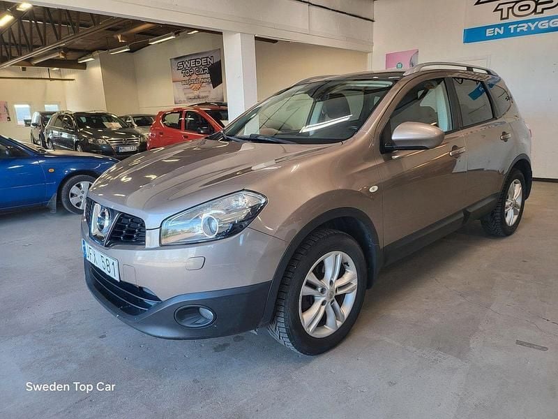Ljusbrun Begagnad 2010 Nissan Qashqai +2 SUV | 49 900 kr (Marknadspris) - Bild 1/4