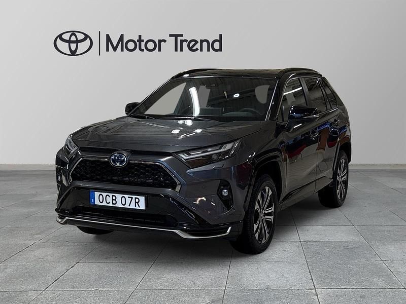 Grå Begagnad 2025 Toyota RAV4 Hybrid SUV | 579 000 kr - Bild 1/4