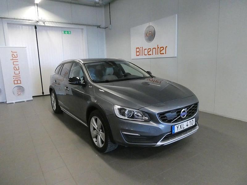 Begagnad Volvo V60 CC 2018 Grå Kombi