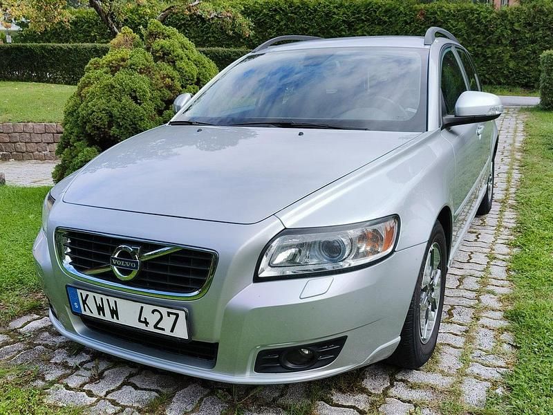 Grå Begagnad 2011 Volvo V50 Momentum Kombi | 105 000 kr (Dyr) - Bild 1/4