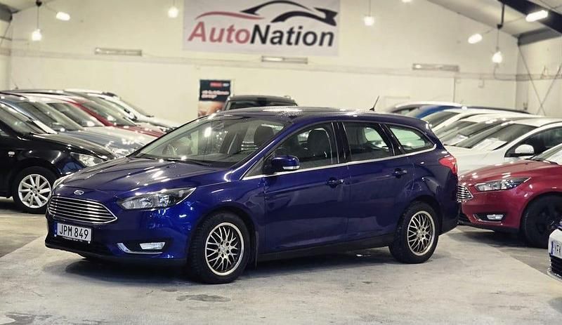 Blå Begagnad 2015 Ford Focus Titanium Kombi | 69 900 kr (Marknadspris) - Bild 1/4