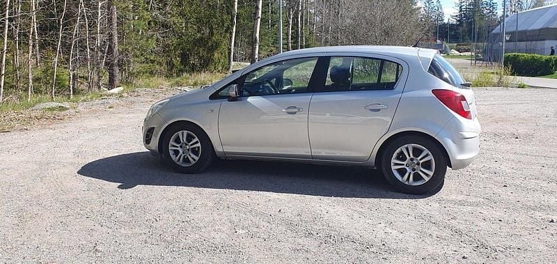 Grå Begagnad 2013 Opel Corsa Enjoy Halvkombi | 39 500 kr (Marknadspris) - Bild 1/4