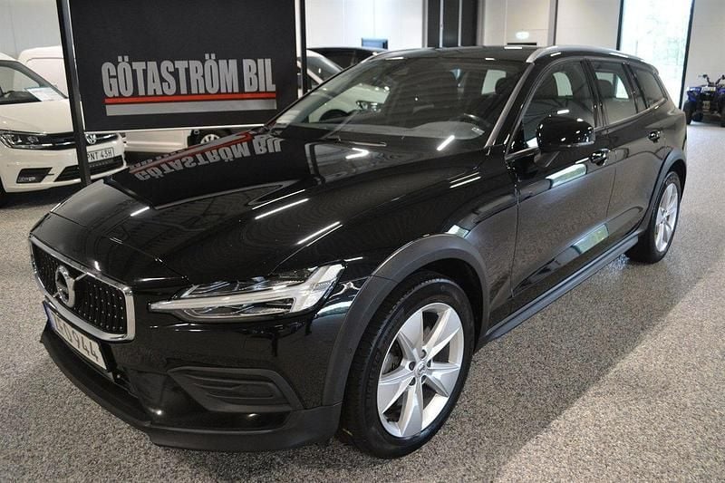 Svart Begagnad 2020 Volvo V60 CC Momentum Kombi | 253 000 kr (Marknadspris) - Bild 1/4