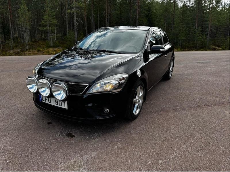 Svart Begagnad 2011 Kia ProCeed Halvkombi | 45 000 kr (Marknadspris) - Bild 1/4