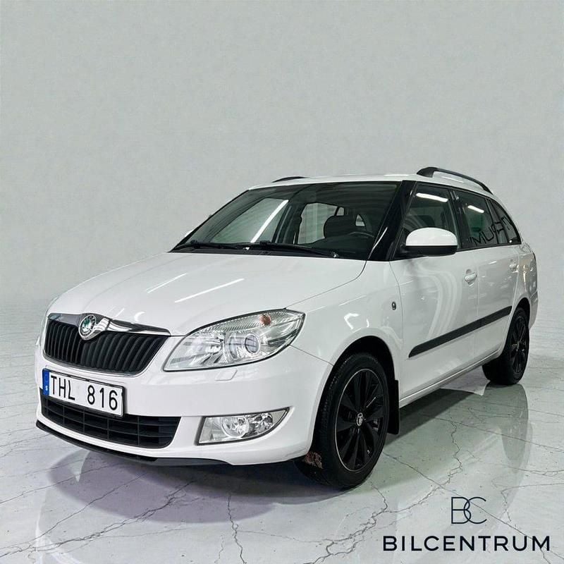 Vit metallic Begagnad 2012 Skoda Fabia Elegance Kombi | 49 900 kr (Marknadspris) - Bild 1/4