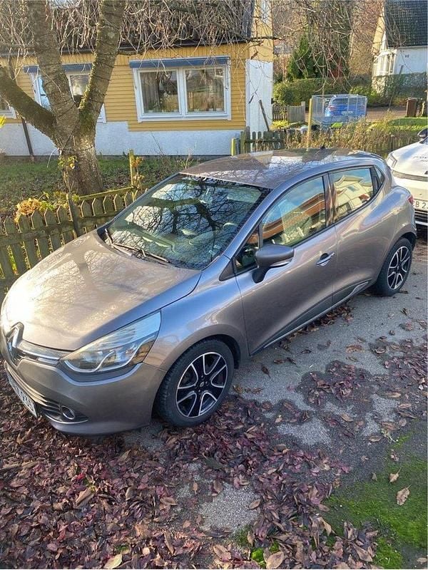 Grå Begagnad 2015 Renault Clio IV Halvkombi | 57 000 kr (Bra pris) - Bild 1/3