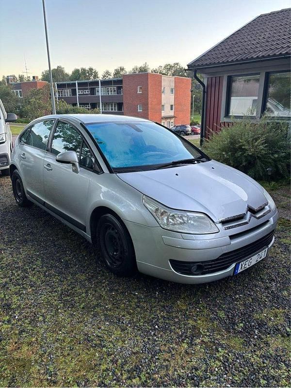 Silver Begagnad 2006 Citroën C4 Halvkombi | 19 900 kr (Lite dyr) - Bild 1/4