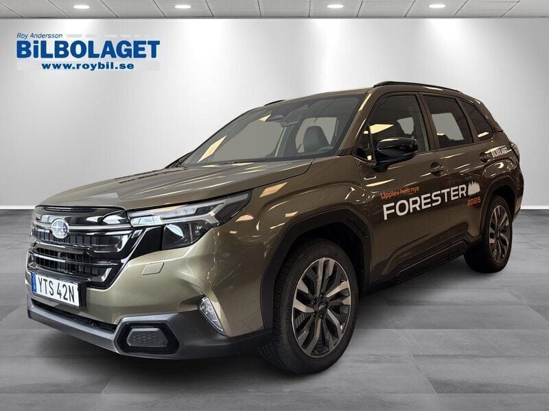 Grön (grönmetallic) Begagnad 2025 Subaru Forester SUV | 429 000 kr - Bild 1/4
